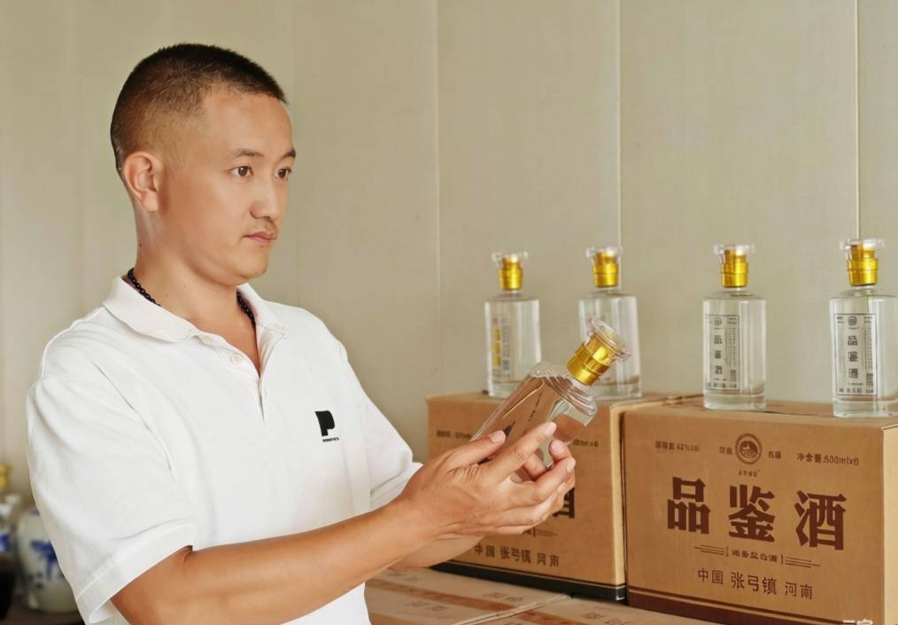 匠心传承酿佳酿 乡土酒香暖民心 ——张弓镇本土纯粮老酒悄然走红豫东