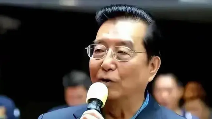 87岁李双江住院休养，身旁陪伴的不是小儿子，而是被忽略40年的他