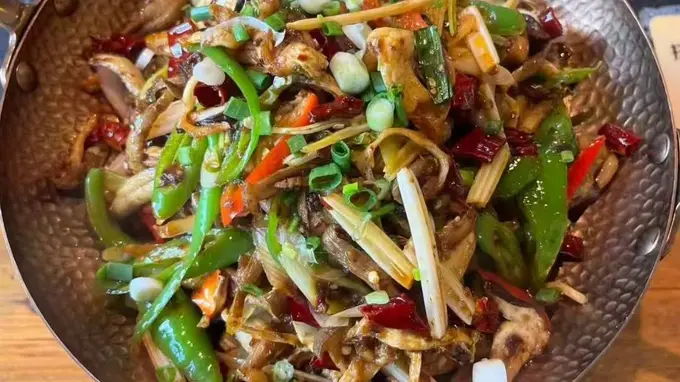逛丽江古城必吃的腊排骨火锅｜本地人常去的纳西家常菜馆