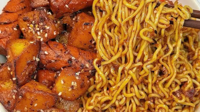 学生党狂喜!3块钱孜然土豆火腿拌面