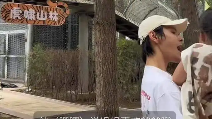 郭碧婷一家现身北京游玩 女儿全程要向佐抱好粘人