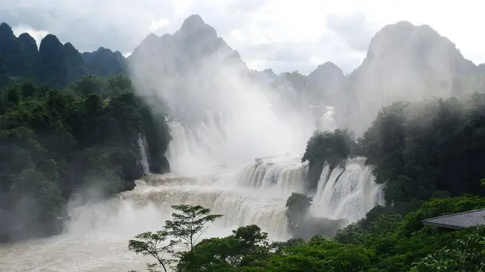 气势磅礴!广西崇左德天跨国瀑布迎来丰水期