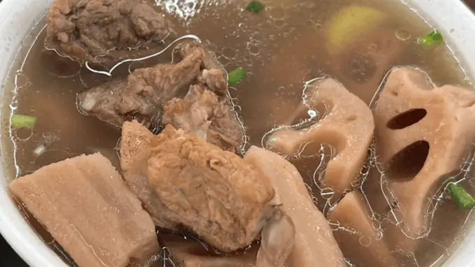 洪湖藕汤，粉糯莲藕炖出温润鲜甜的一锅汤