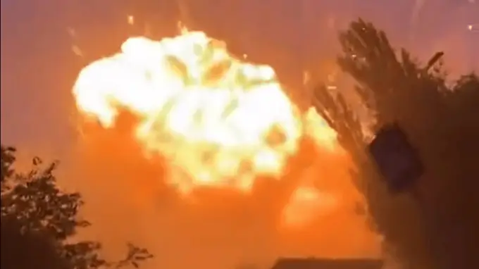 打红眼了！俄罗斯轰爆基辅导弹工厂，乌克兰命中2500千米外炼油厂