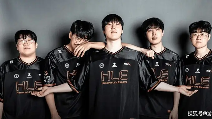 HLE轻松3比0击败G2，赛后现场照片公布，3人跷着二郎腿打比赛