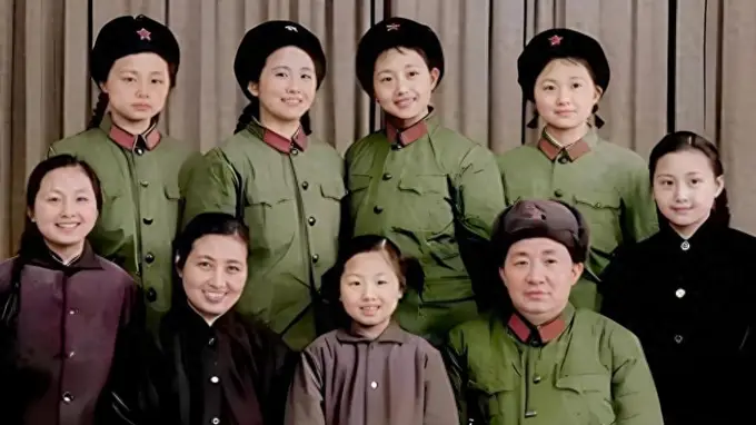 1973年,一名解放军首长的全家福,七个女儿皮肤白皙,颜值很高!