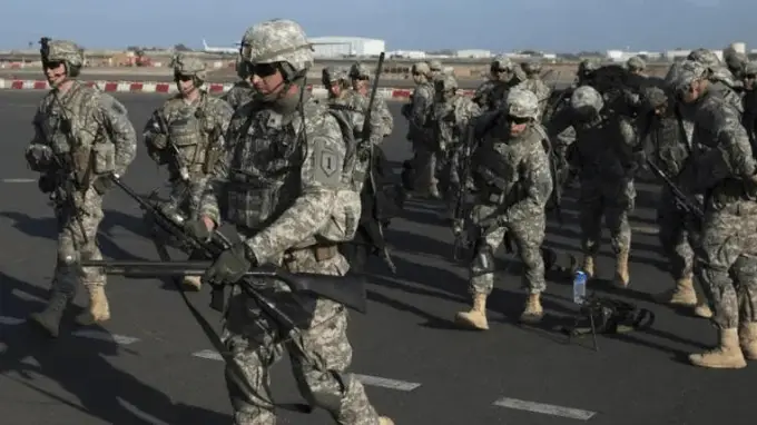 美军增兵中东,伊朗撕毁协议:霍尔木兹海峡成冲突新焦点