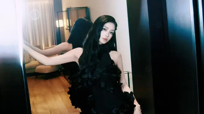 杨颖黑色花裙对镜拍 冷艳妩媚尽显成熟魅力