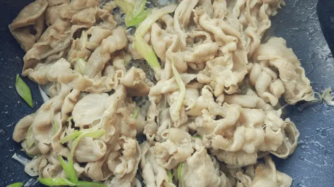 葱爆羊肉去膻提鲜的正宗做法:羊肉卷这样炒更香嫩