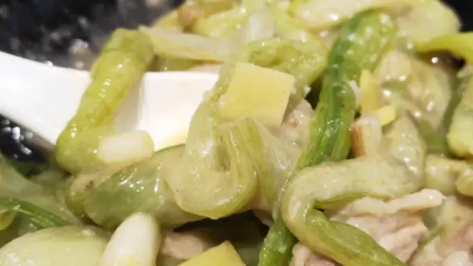 软烂滑润咸香入味，这锅芋苗煲拌饭堪称一绝