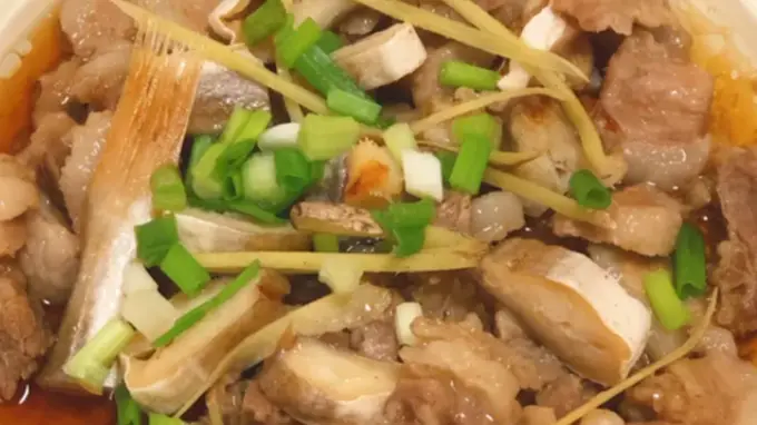 咸鱼切粒拌腌蒸花肉,咸鲜滋味层层渗入