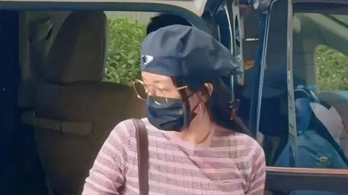 杨幂果然是“条纹控”！条纹衫搭牛仔短裤，体态纤细宛若18岁少女