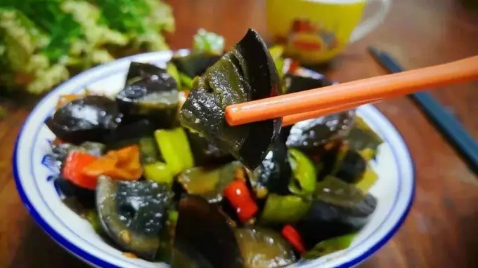 辣椒炒皮蛋——不用肉照样鲜香下饭的家常快手菜