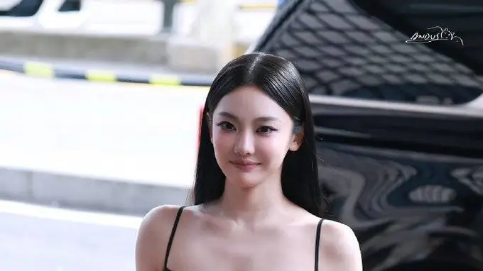 宁艺卓黑长直造型亮相品牌活动 穿花卉吊带裙暖心打招呼