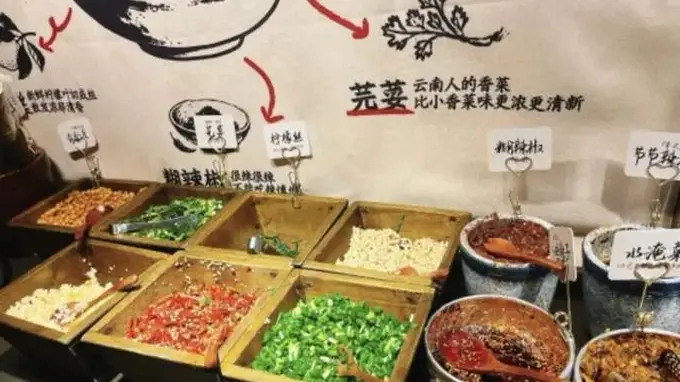 蒙自源鲜选店登场：现熬鸡汤自选配料，人均二三十解锁米线新体验