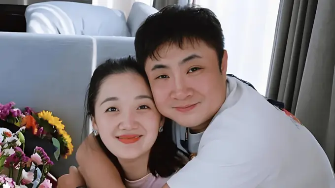 42岁乔杉近况曝光 与经纪人妻子莫丹生三子 低调恩爱成宠妻狂魔