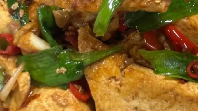 巨下饭蒜苗烧豆腐核心做法 新手也能轻松搞定