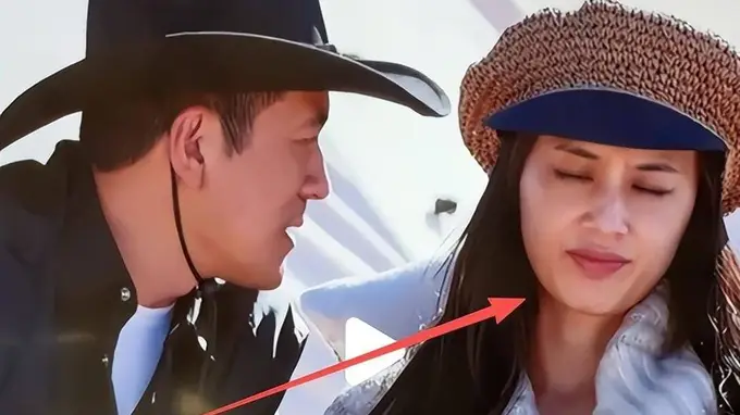 黄圣依离婚后大变样!脸部浮肿穿深V吊带,小儿子与杨子如出一辙