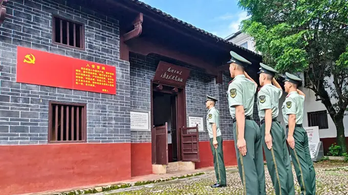 在叶家祠举起右拳