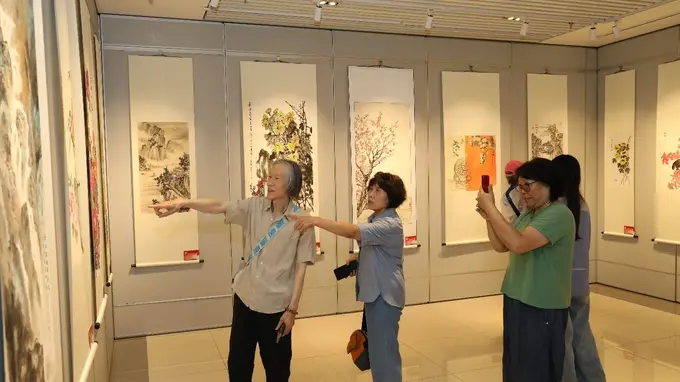141幅佳作亮相东城群众美术书法展 AI绘画“参展”成亮点
