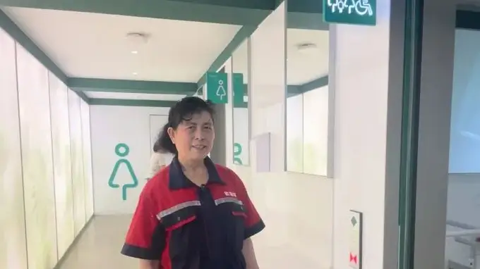 一景区保洁阿姨在厕所吃饭引热议,本人回应:怕小朋友滑倒,干脆就近吃,方便随时巡视
