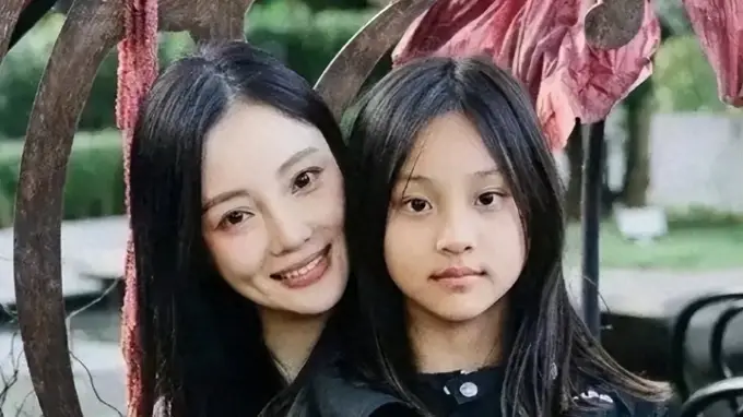 13岁甜馨独自赴海外夏校，李小璐视频曝光，镜头里的女儿长大了