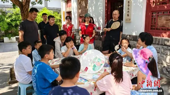 （文化中国行）“跟着作家去旅行” 中国暑期游渐兴多元文化路径