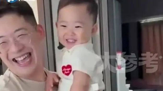 刚睡醒的宝宝再次见到带他一年多的保姆，开心地跑向她，抱着不撒手