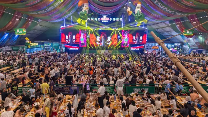 金沙滩啤酒城激情开怀，第36届啤酒节热闹开场