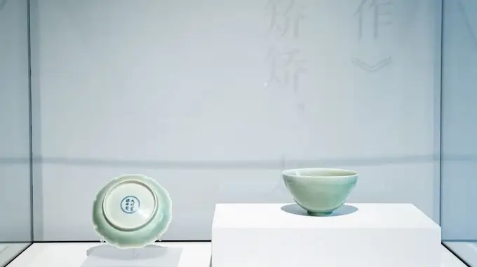 久事美术馆:明清釉瓷对话当代玻璃黄浦江畔展新篇
