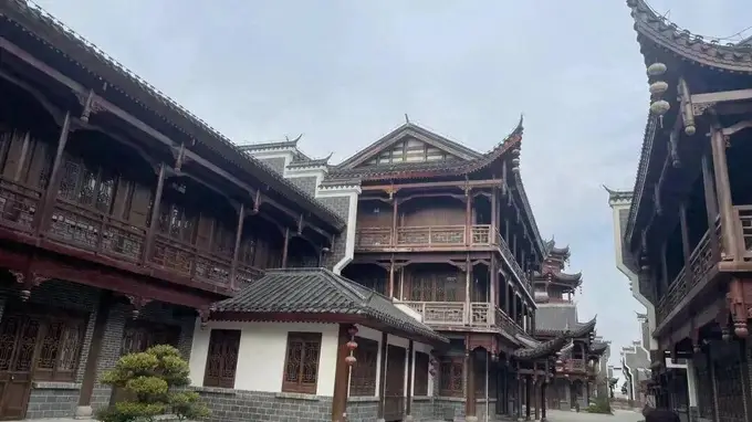 50亿砸进古镇:昔日人潮汹涌,如今空街冷落,文旅地产泡沫谁买单?