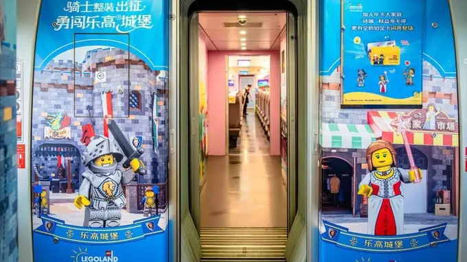 全国首列上海乐高乐园主题列车启程 开启“积木之旅”文旅新体验