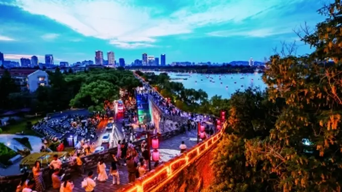 南京夏夜“夜精彩”拉满 玄武湖与熙南里成游客留客好去处