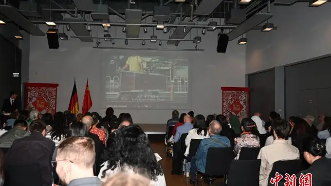 “咫尺之间:爱的多种距离”中国短片展映沙龙亮相柏林 青年导演作品折射中国社会情感风貌获国际共鸣