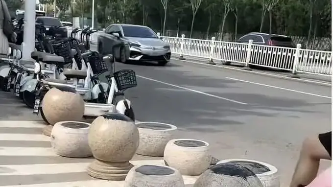 日照第三海水浴场西门隔离石墩遭恶意涂沥青 暑期出游游客不慎中招沾身