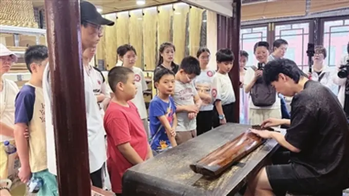 古文化街里开讲“阅读+行走” 南开图书馆带青少年探访老字号非遗悟匠心