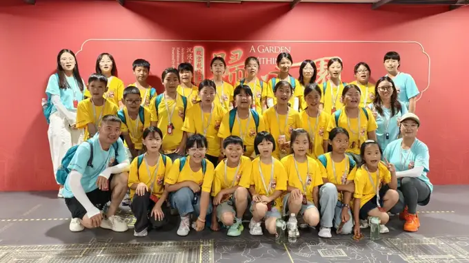 “故宫小书包”学子探访故宫乾隆花园光影展，跨越山海沉浸式触摸科技温度