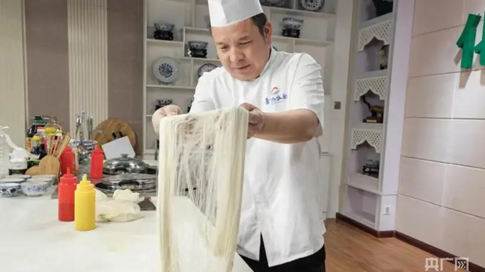 “中国式现代化的万千气象”青海行探访：一碗拉面撑起点燃富民路的产业引擎