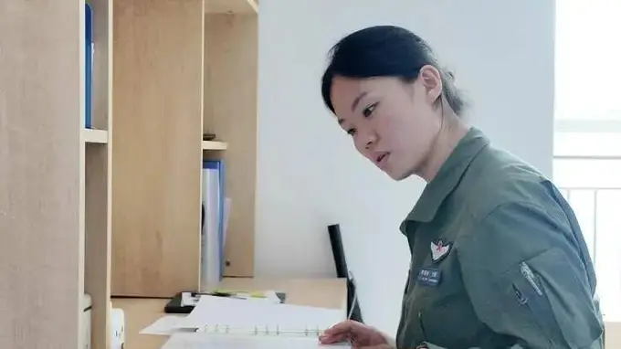 2021年东三省唯一女飞行员李雪冉：超出重本线145分 训练排名第一 太飒了！