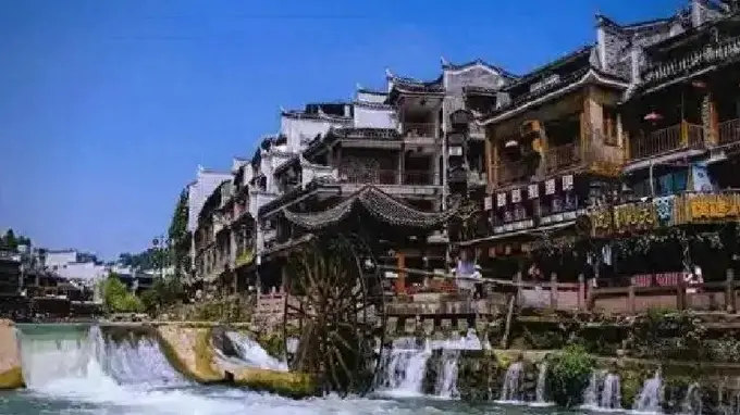 凤凰古城沱江边酒吧饮料六十块 核心活动是啥？古镇变味的真相在这里
