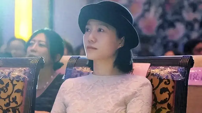 丧夫九月,翁帆现身戏曲园 素衣看戏展松弛状态