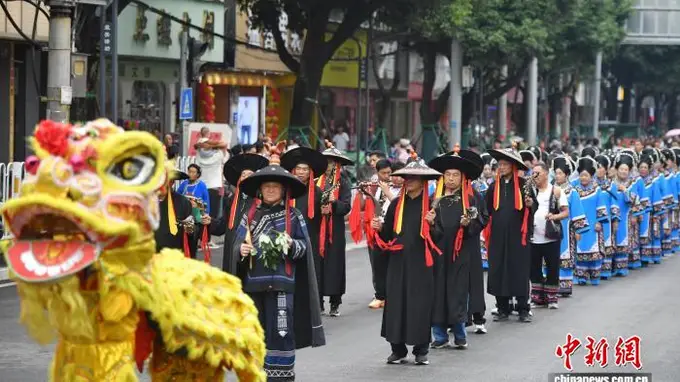 云南禄劝火把节 多民族方阵巡游送祝福