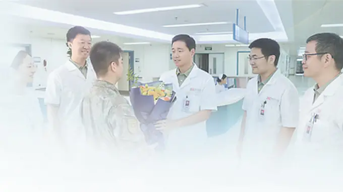 白衣执甲 医者仁心