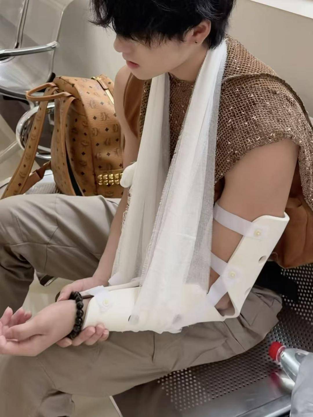 一景区NPC称与游客互动时被掰断胳膊 律师：游客若存重大过失需担责丨云求助
