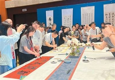 鄂台书法家武汉挥毫传承传统文化