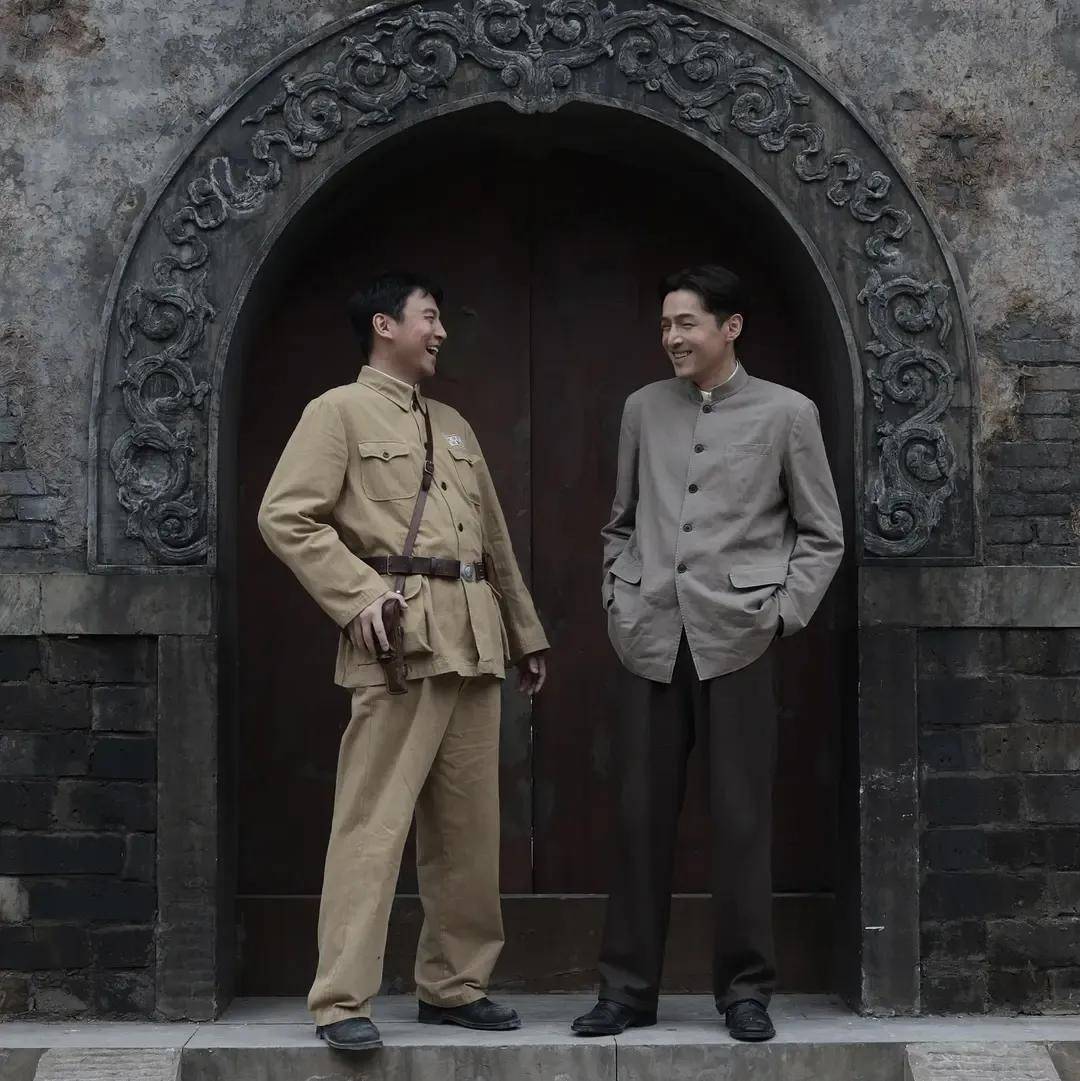 《抓特务》：四十年“猫鼠游戏”，玩到最后尽是荒诞