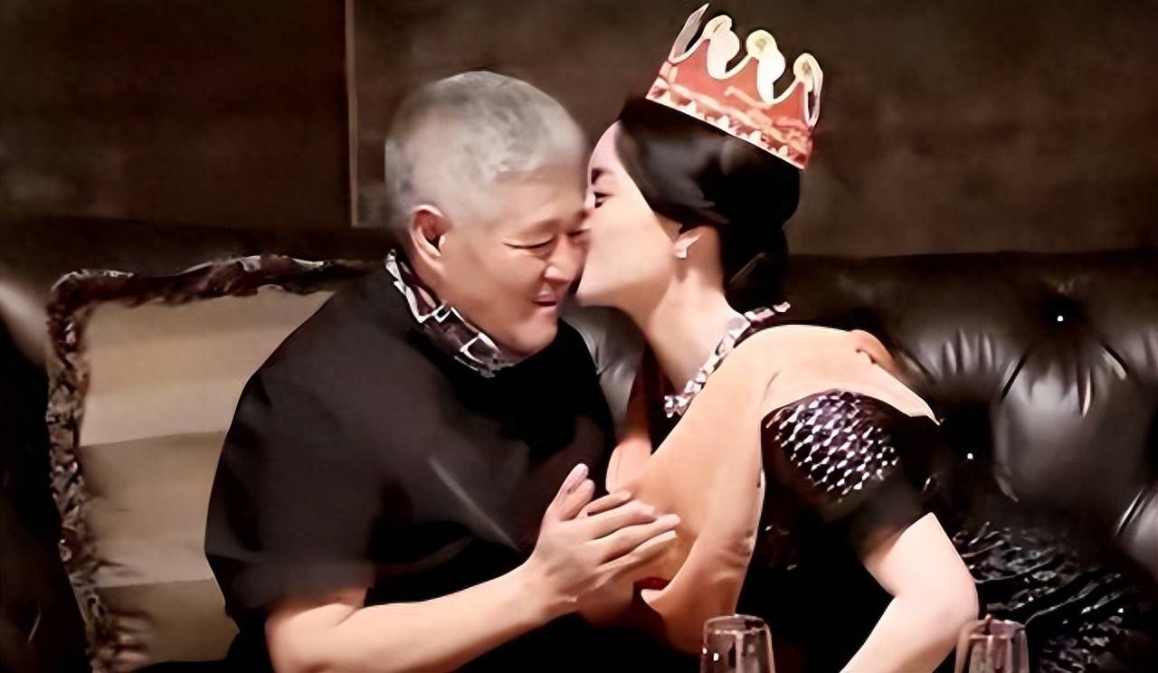 演员关婷娜：被赵本山捧红后，绯闻不断，43岁单身成为父母心病