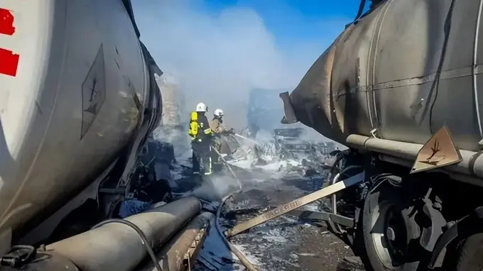 俄罗斯下狠手打乌克兰，轰炸跨第聂伯河大桥，泽连斯基彻底玩脱了
