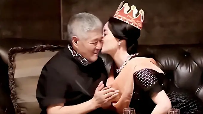 演员关婷娜:被赵本山捧红后,绯闻不断,43岁单身成为父母心病