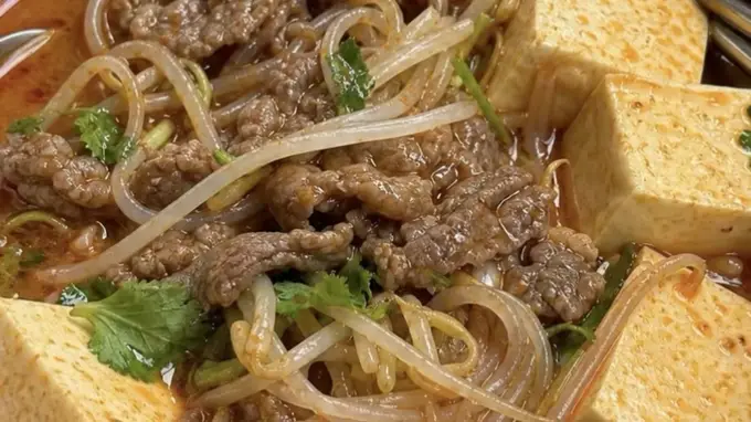 一碗热汤的治愈力:家常麻辣豆芽豆腐牛肉汤的烟火哲学